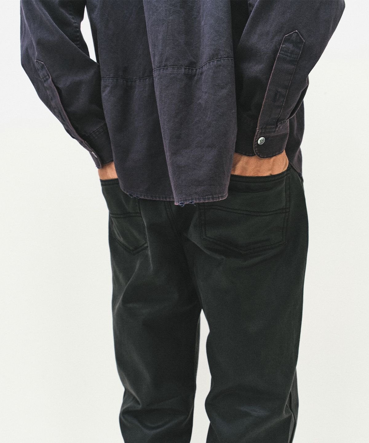 서피스에디션(SURFACE EDITION) FAUX LEATHER PANTS BLACK