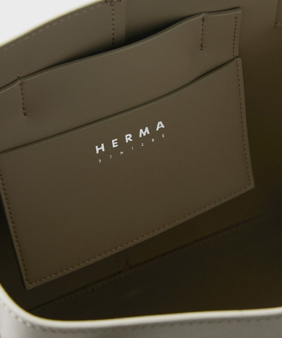 헤르마(HERMA) 벨트 버킷백 에크루