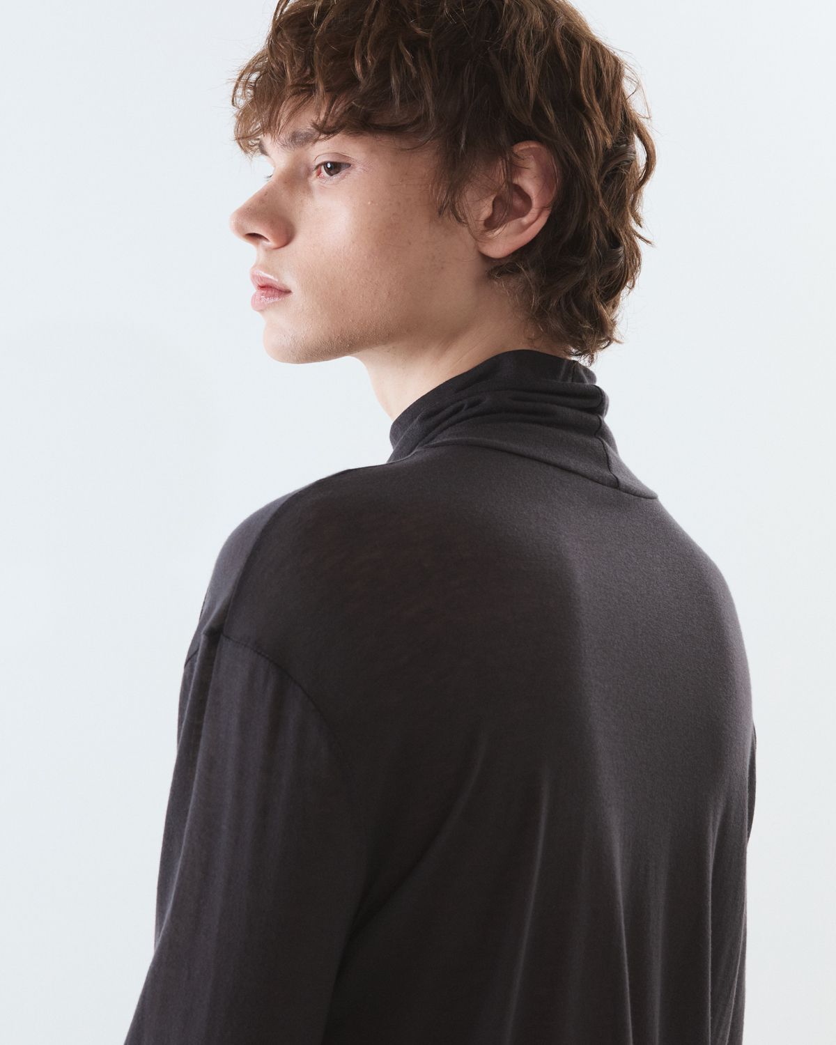 디앤드퀘스천(THEENDQUESTION) Sheer turtleneck t-shirt / DARK GRAY