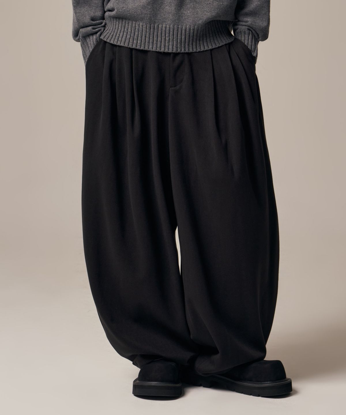 아이돈워너셀(IDWS) Void 4 Tuck Balloon Trouser Black