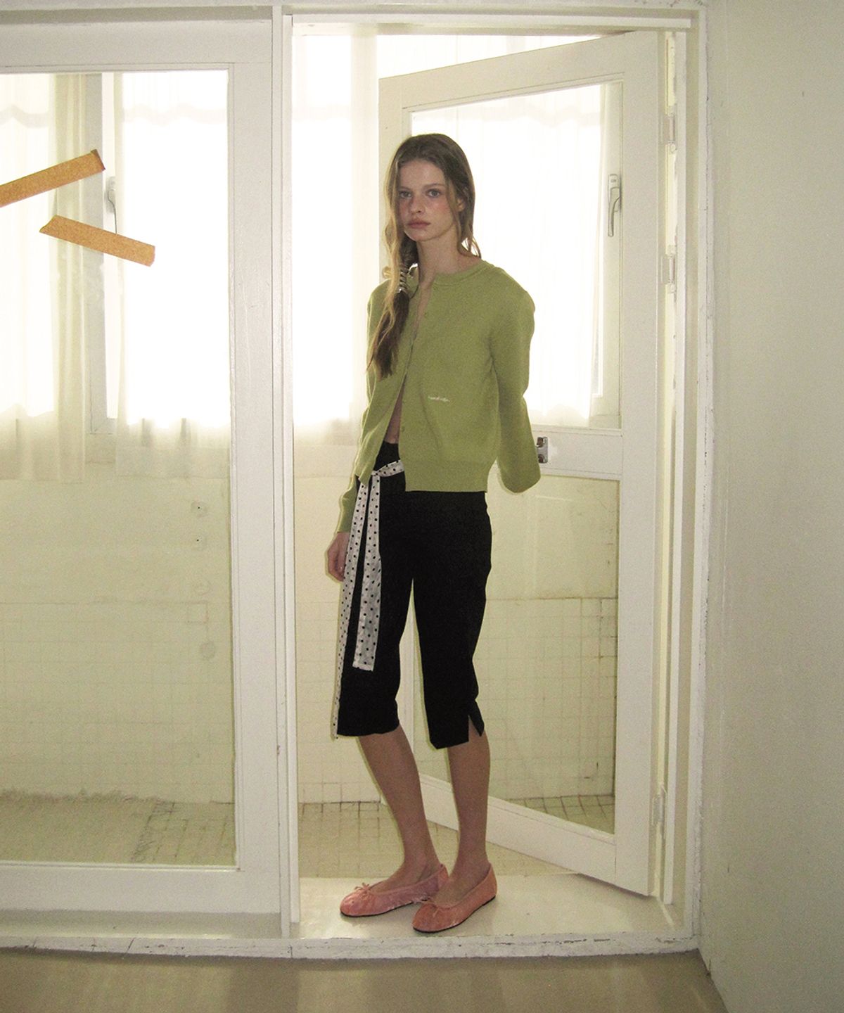어패럴아카이브(APPAREL ARCHIVE) Dean capri slit pants - Black