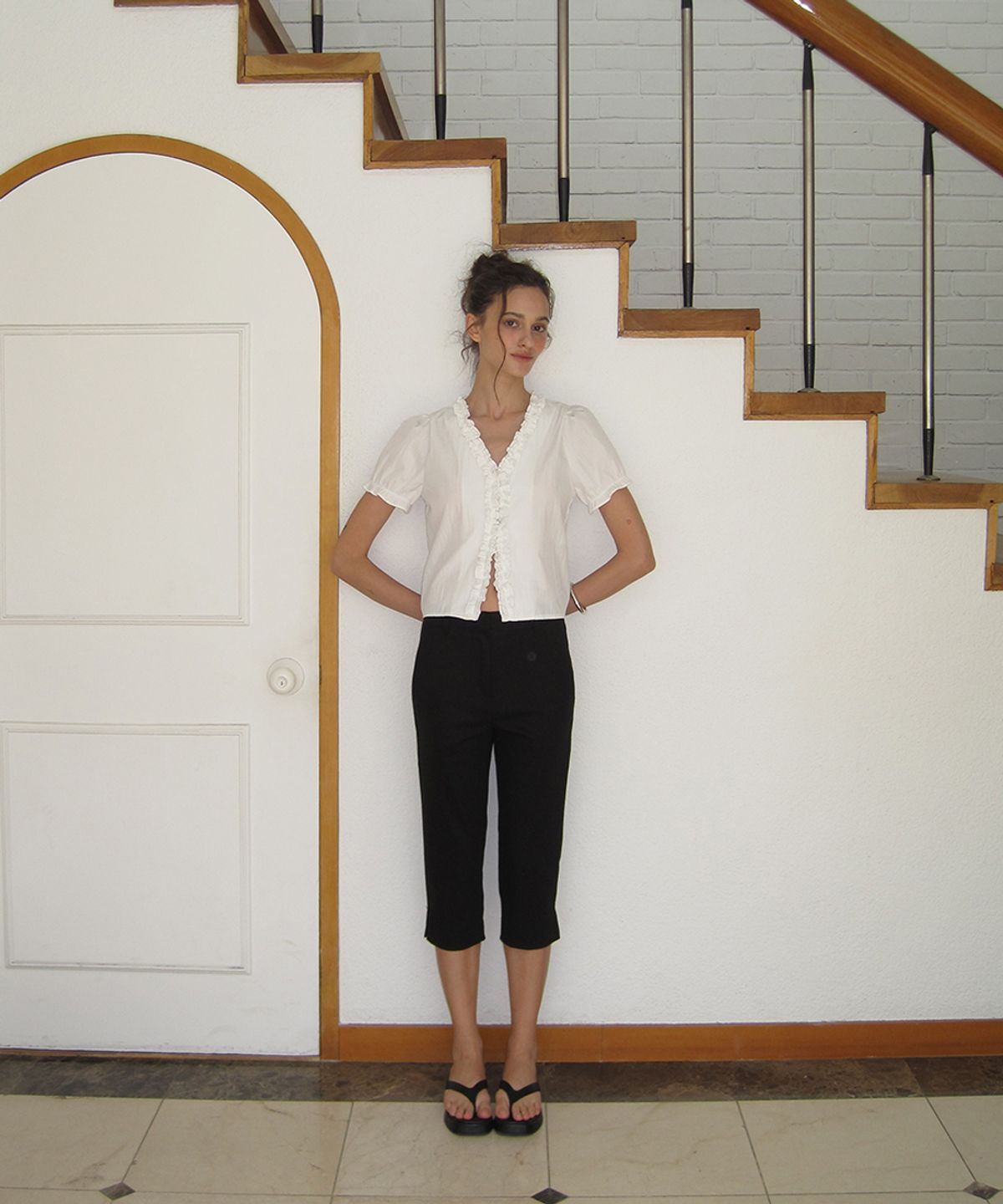 어패럴아카이브(APPAREL ARCHIVE) Dean capri slit pants - Black