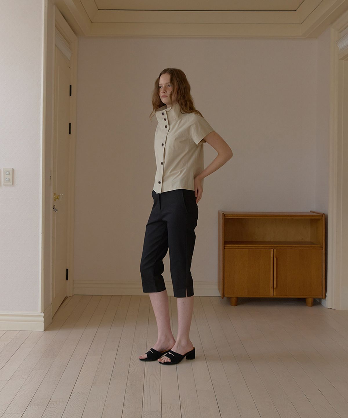 어패럴아카이브(APPAREL ARCHIVE) Dean capri slit pants - Black