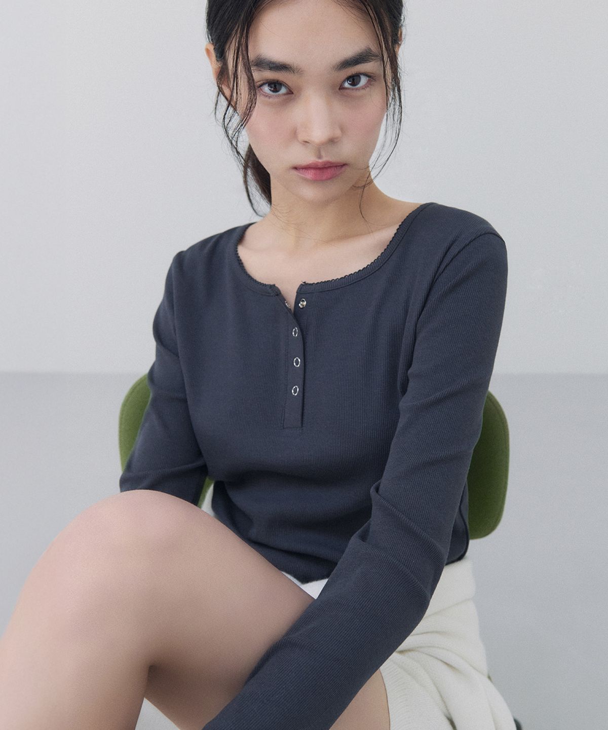 로라로라(ROLAROLA) NUBASIC BUTTON LONG SLEEVE T-SHIRT CHARCOAL