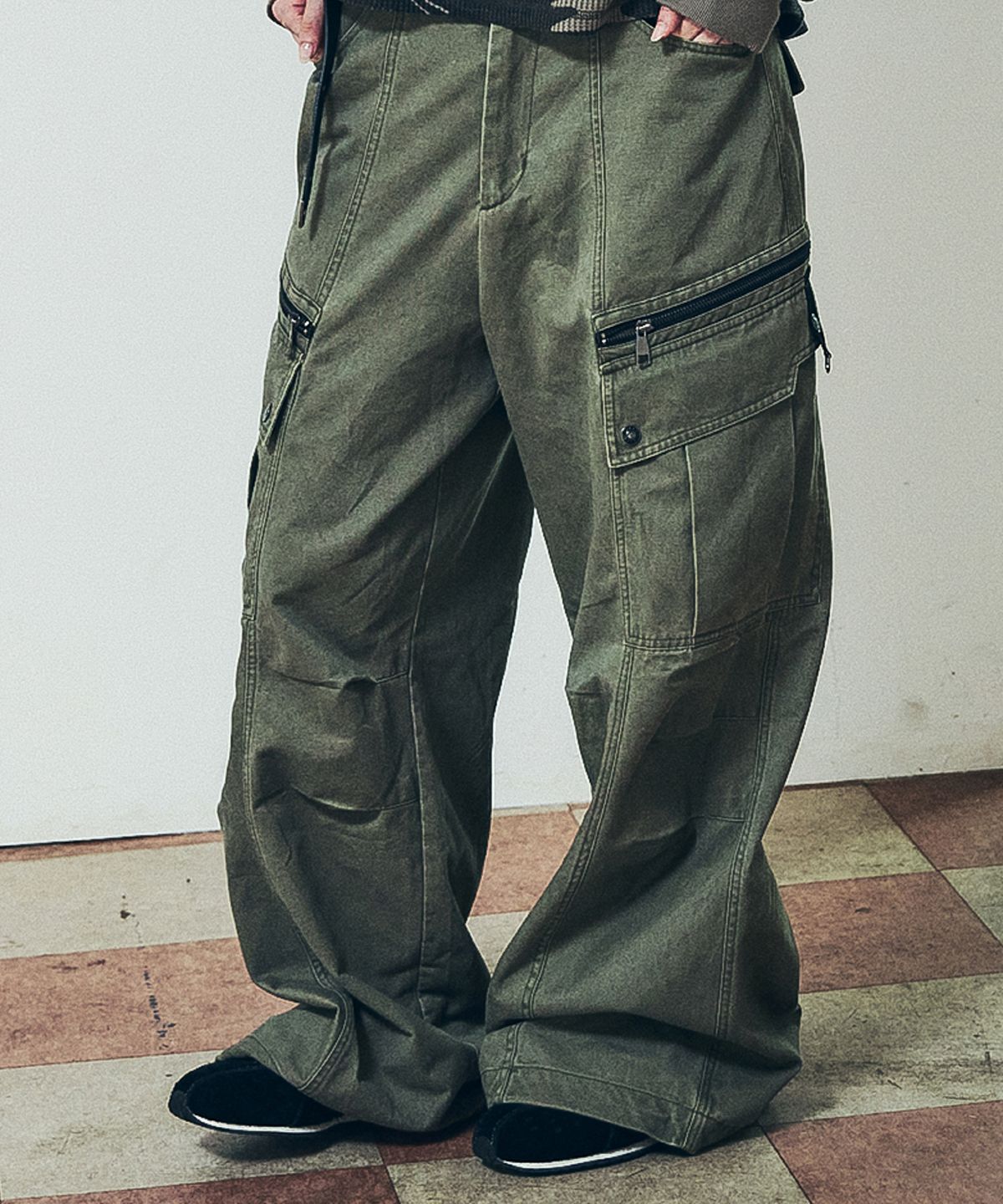 아캄(AAKAM) Knee Pin-Tuck Zippered Cargo Pants (Khaki)