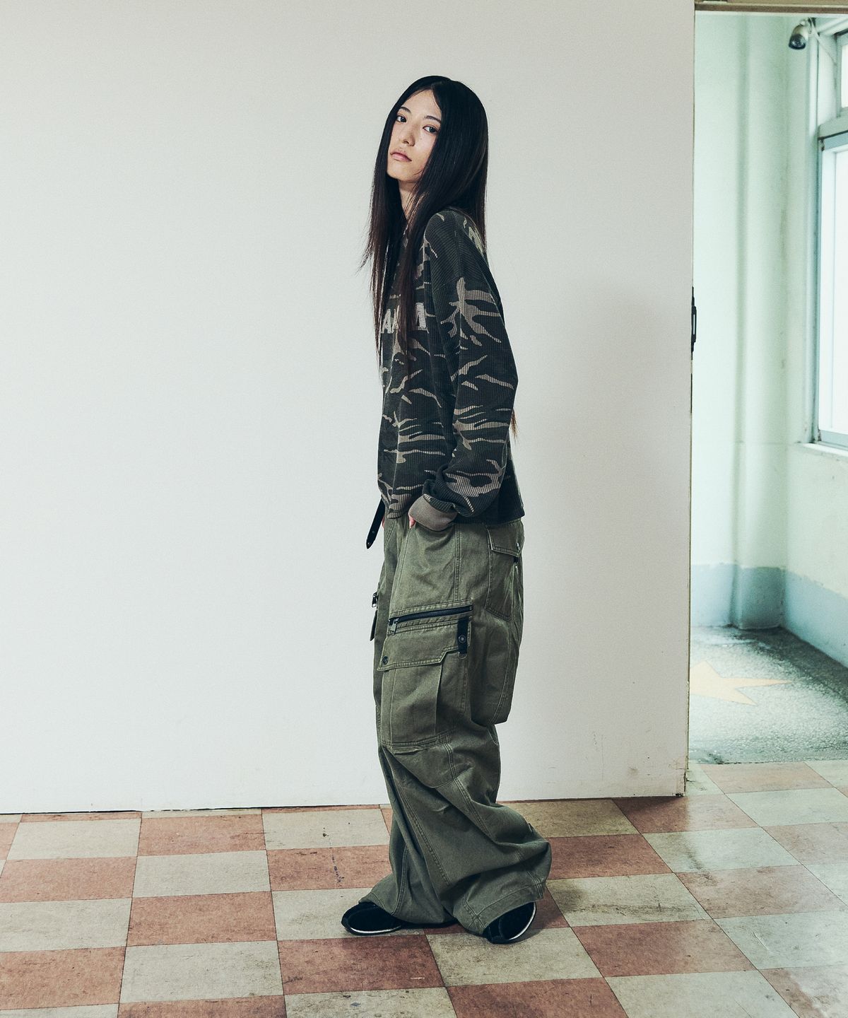 아캄(AAKAM) Knee Pin-Tuck Zippered Cargo Pants (Khaki)