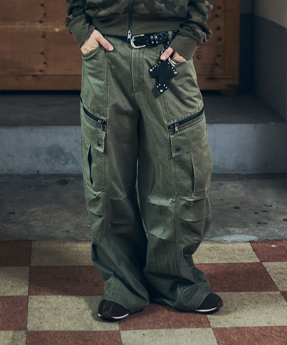 아캄(AAKAM) Knee Pin-Tuck Zippered Cargo Pants (Khaki)