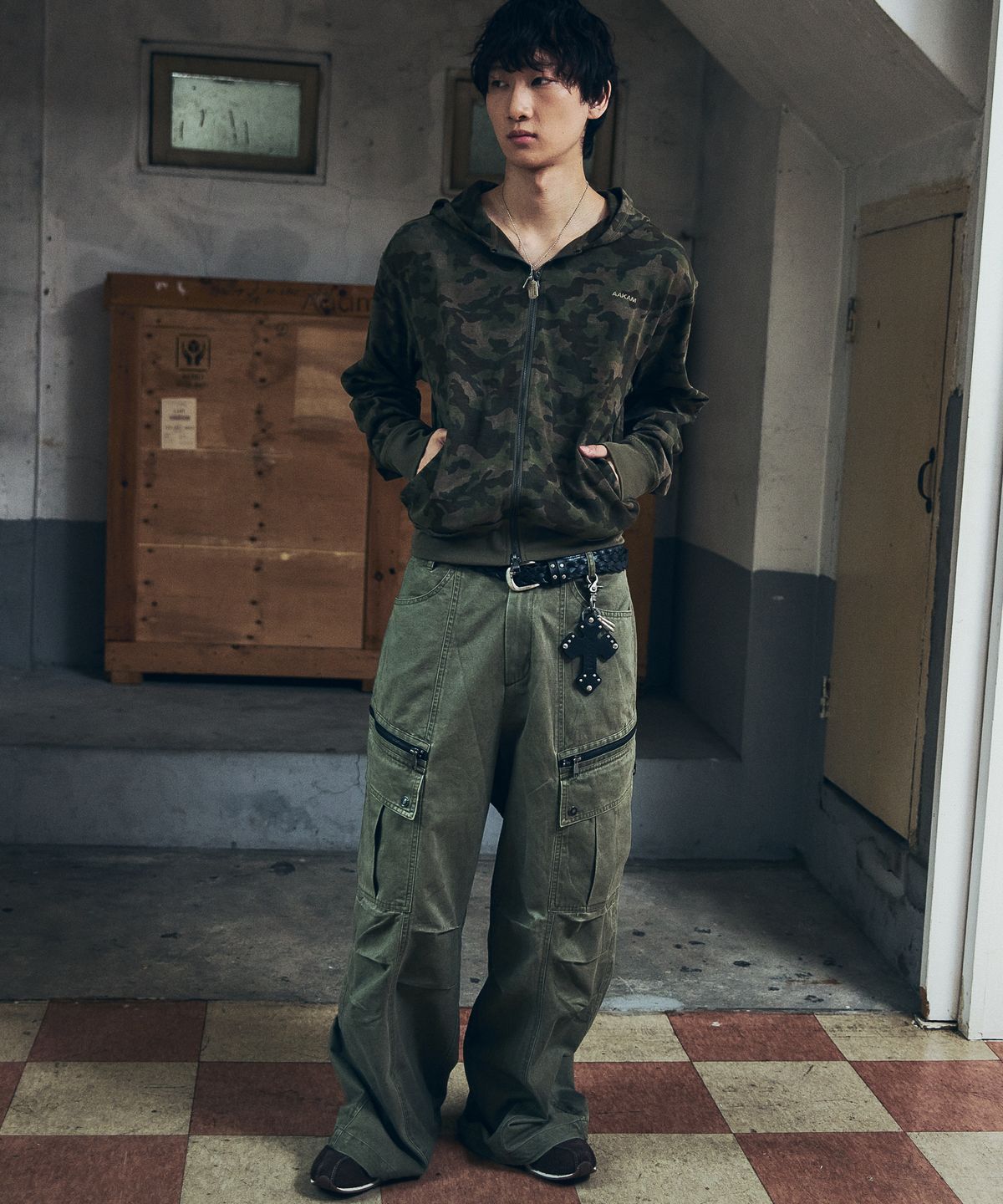 아캄(AAKAM) Knee Pin-Tuck Zippered Cargo Pants (Khaki)