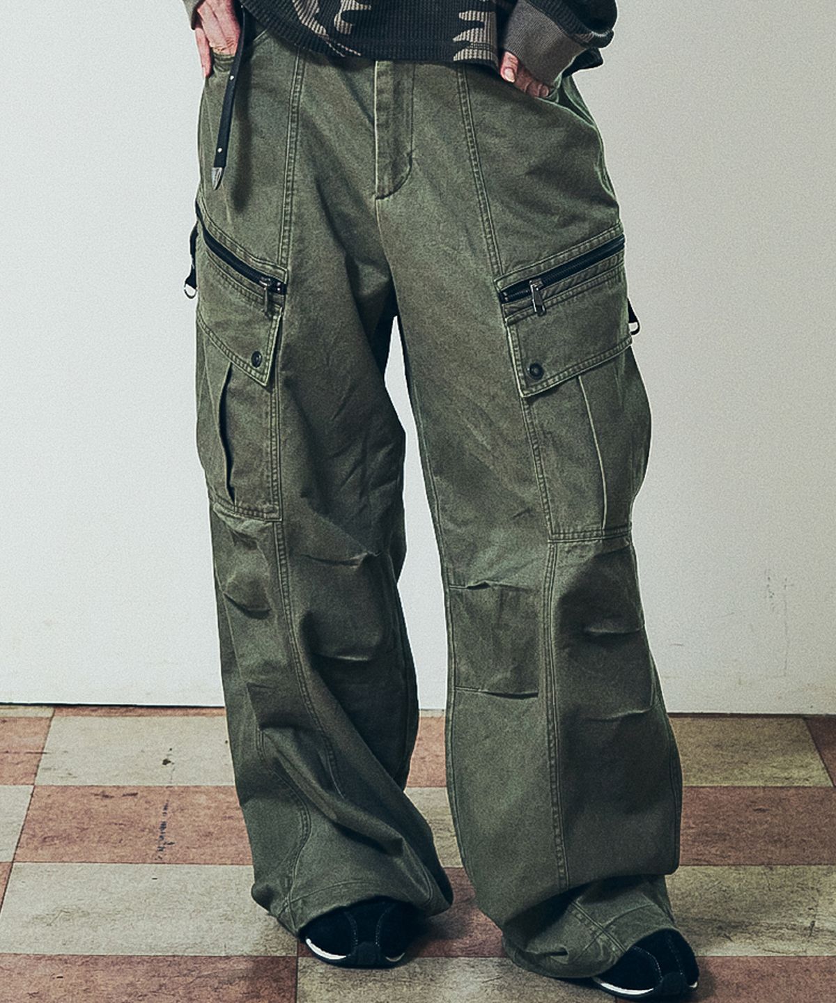 아캄(AAKAM) Knee Pin-Tuck Zippered Cargo Pants (Khaki)