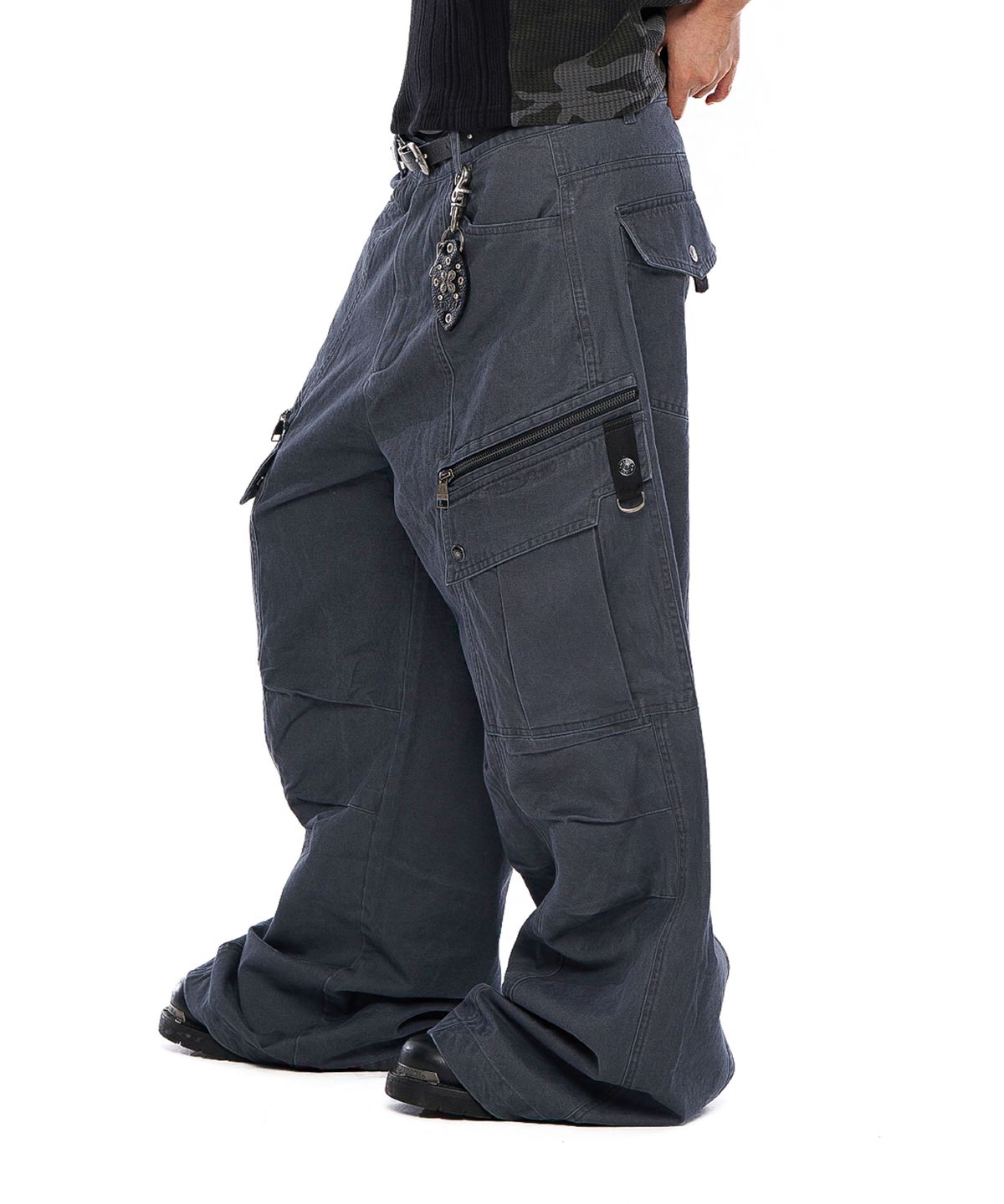 아캄(AAKAM) Knee Pin-Tuck Zippered Cargo Pants (Dark Gray)