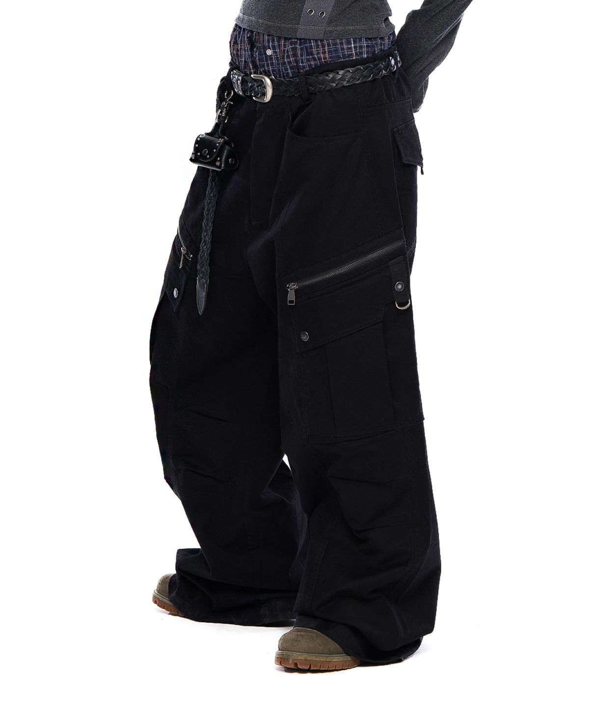 아캄(AAKAM) Knee Pin-Tuck Zippered Cargo Pants (Black)
