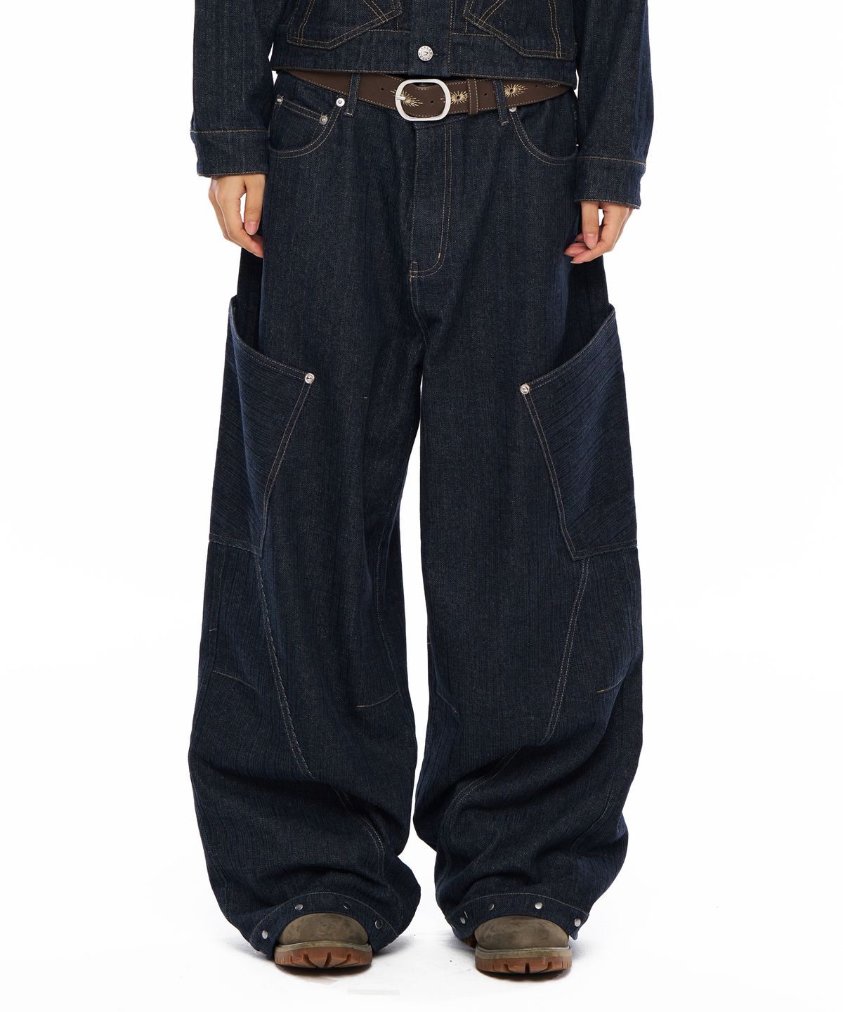 아캄(AAKAM) Ankle Studded Denim Pants (Dark Blue)