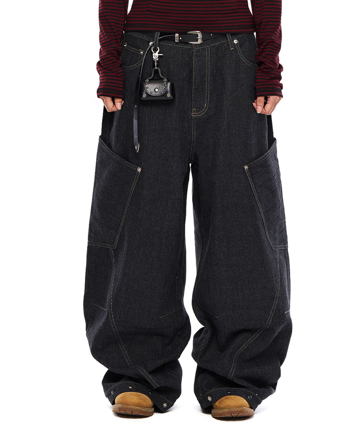 아캄(AAKAM) Ankle Studded Denim Pants (Black)