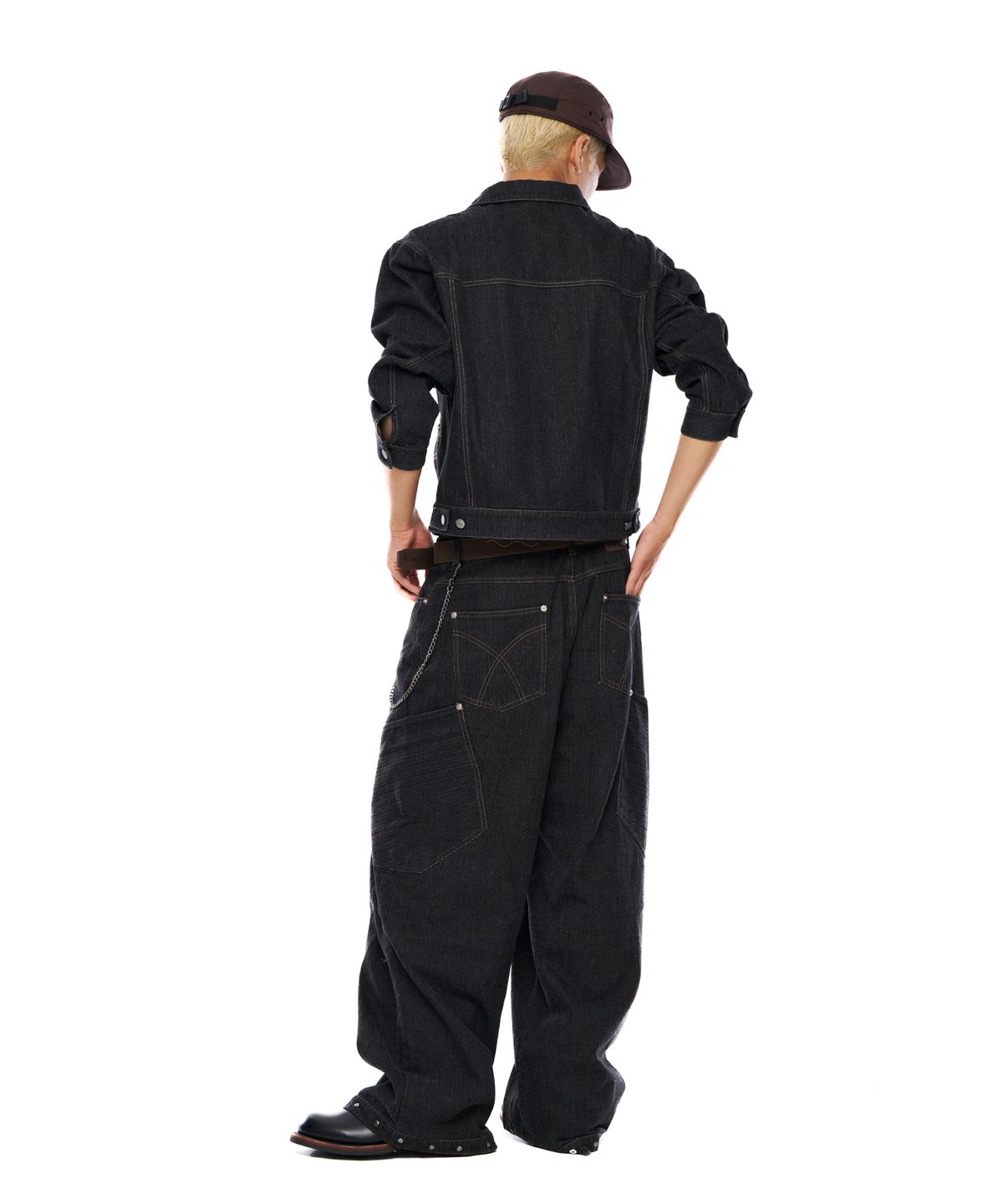 아캄(AAKAM) Ankle Studded Denim Pants (Black)