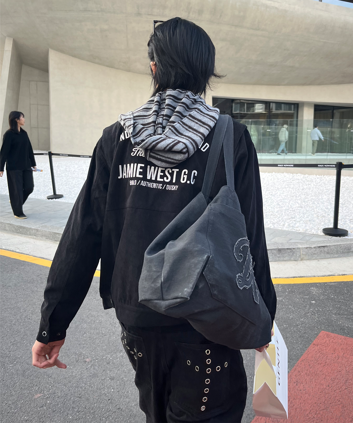 피치블랙(PITCHBLACK) EYELET CROSS POCKET PANTS (BLACK)