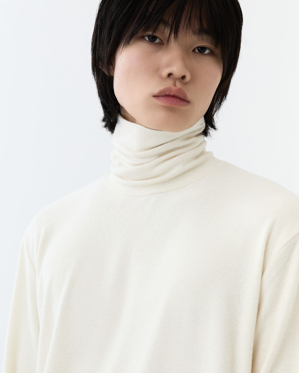 디앤드퀘스천(THEENDQUESTION) Warm turtleneck T-shirt / IVORY