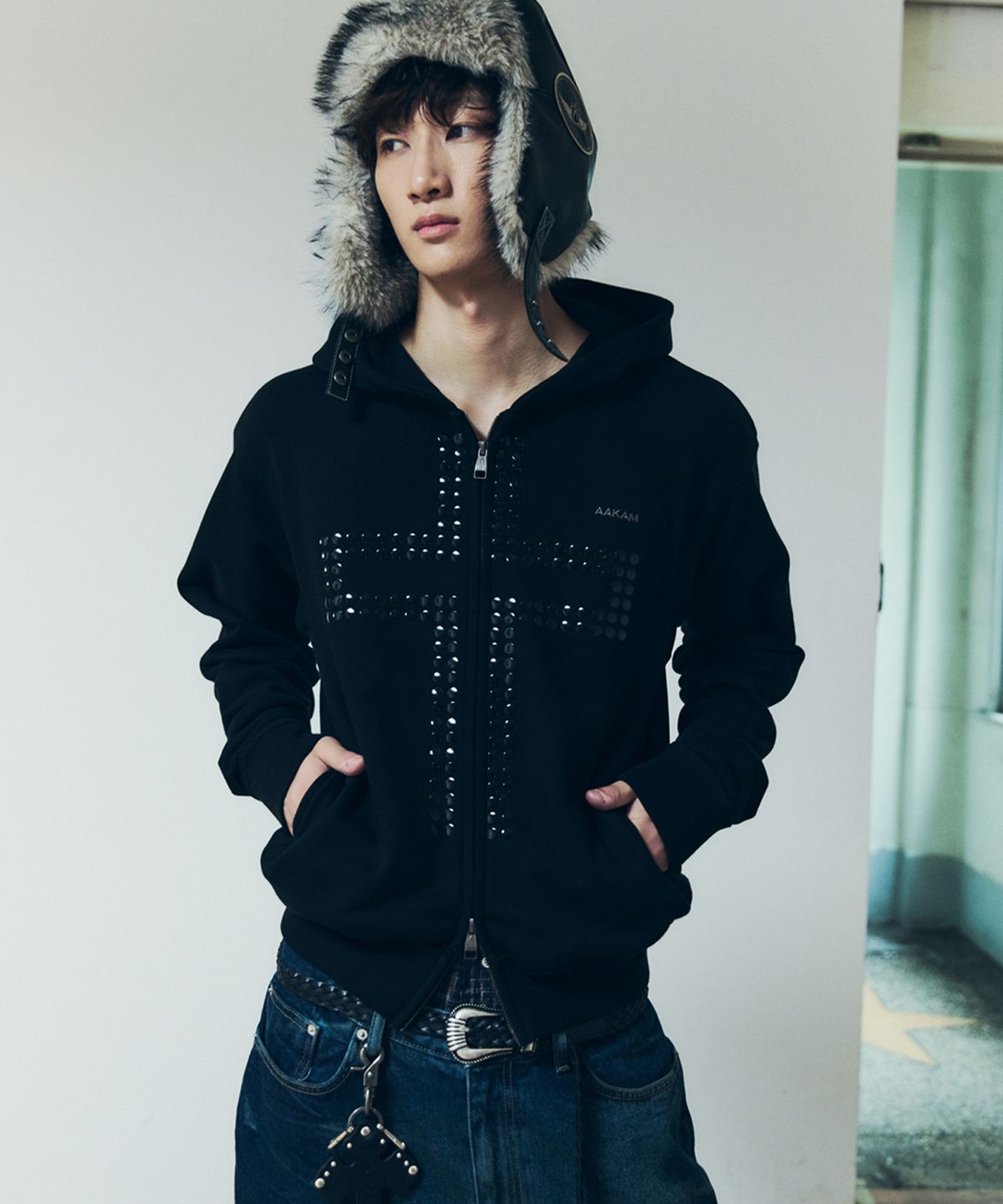 아캄(AAKAM) Cross Rhinestone Zip-Up Hoodie (Black)