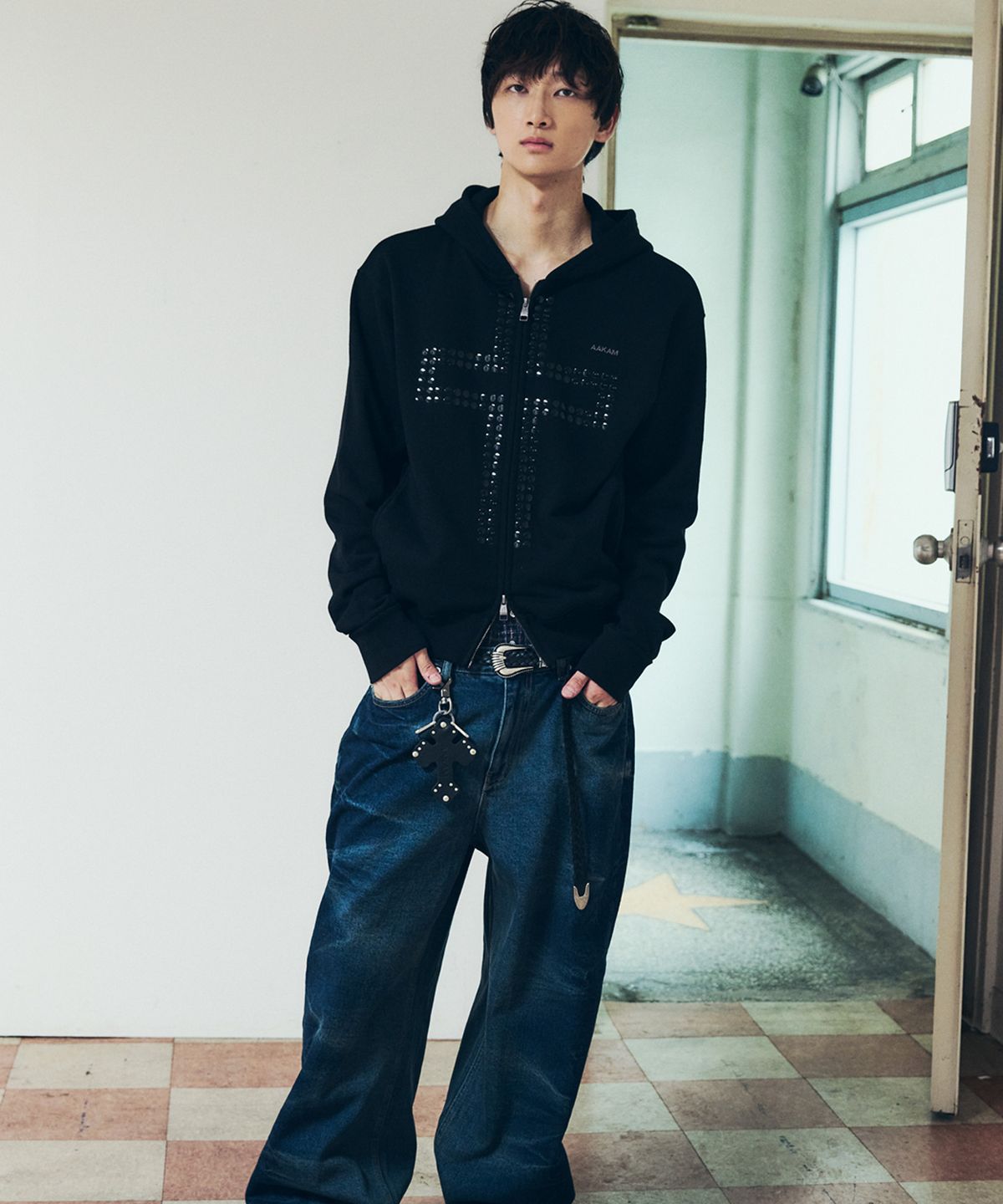 아캄(AAKAM) Cross Rhinestone Zip-Up Hoodie (Black)