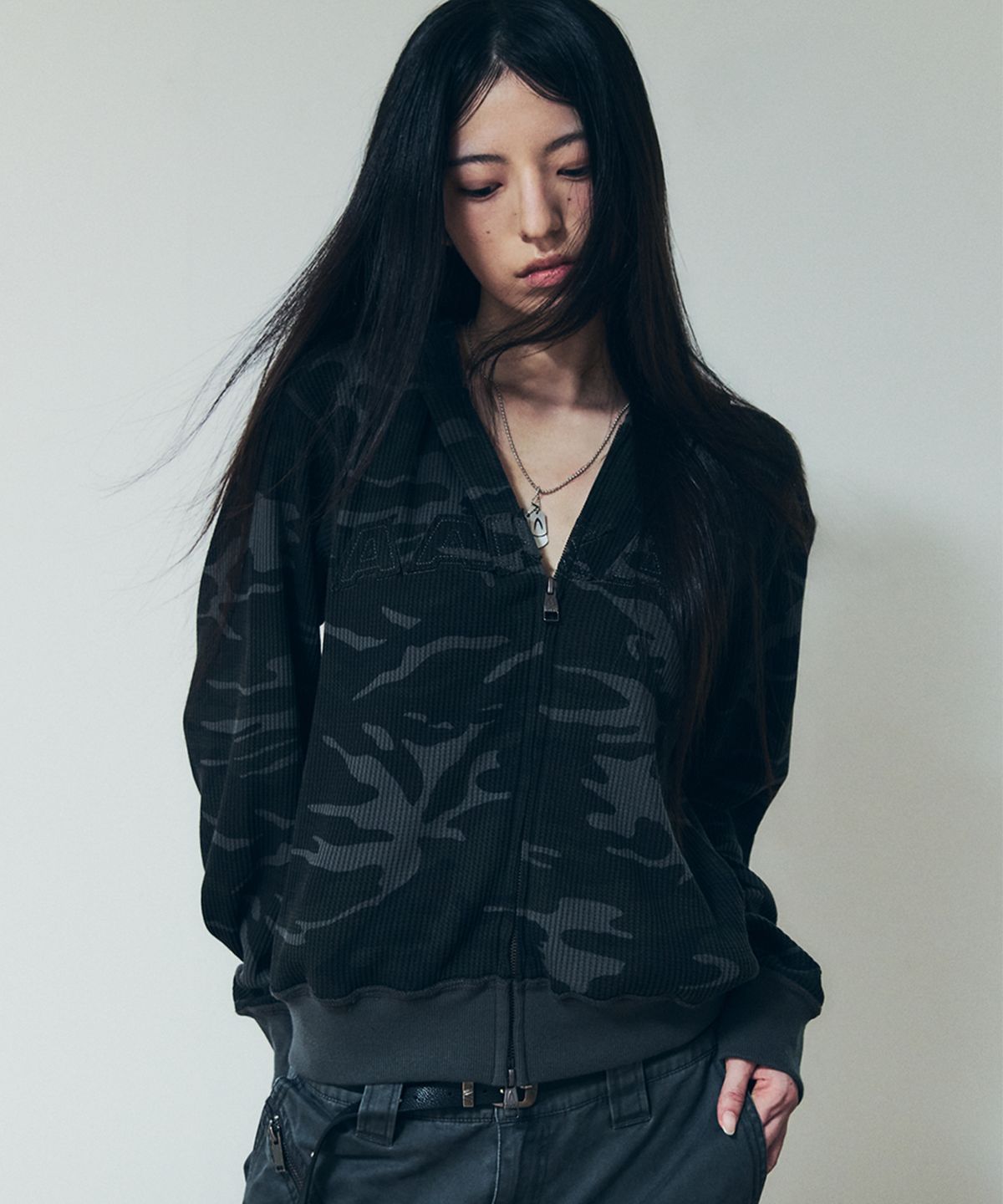 아캄(AAKAM) Camouflage Waffle Zip-Up Hoodie (Black)