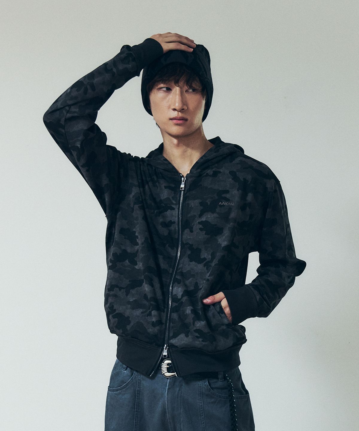 아캄(AAKAM) Basic Logo Camouflage Zip-Up Hoodie (Black)