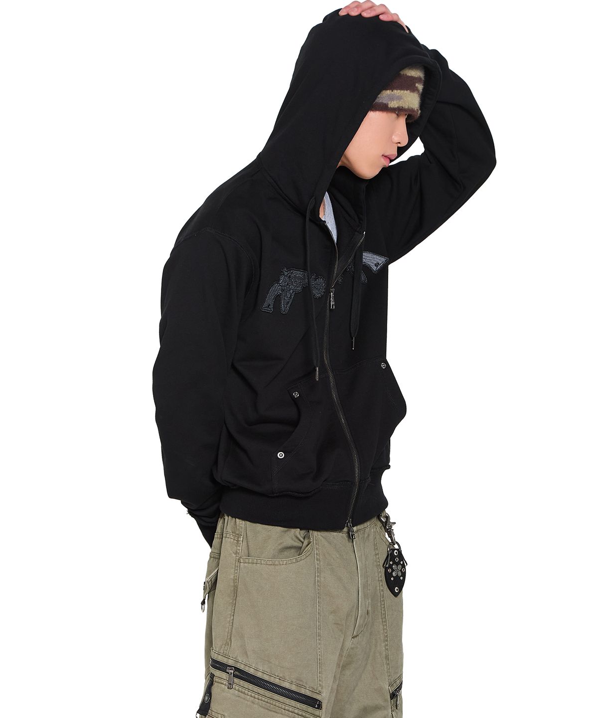 아캄(AAKAM) Gun Wappen Zip-Up Hoodie (Black)