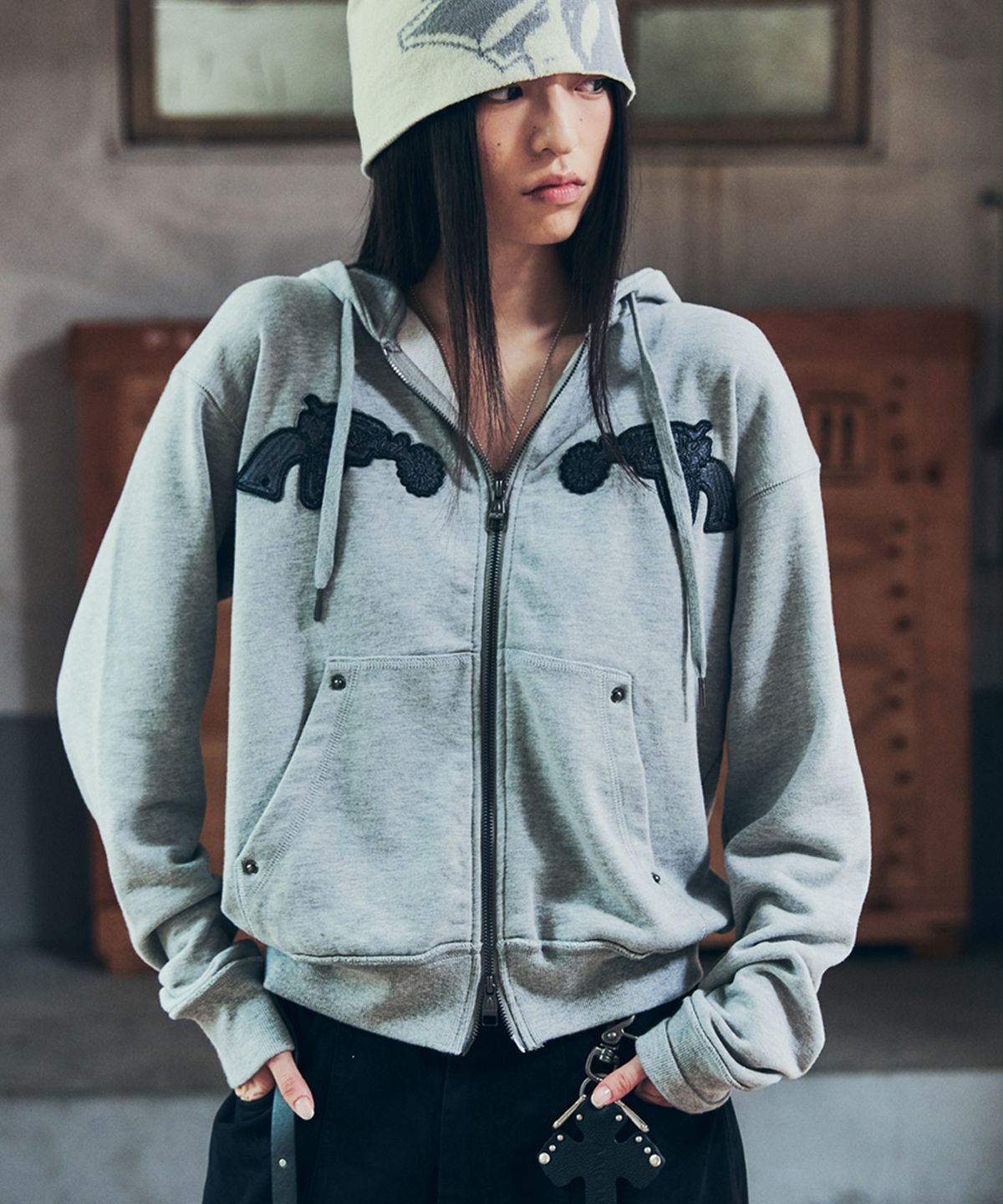 아캄(AAKAM) Gun Wappen Zip-Up Hoodie (Gray)