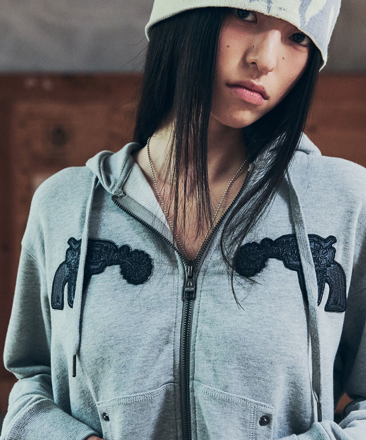 아캄(AAKAM) Gun Wappen Zip-Up Hoodie (Gray)