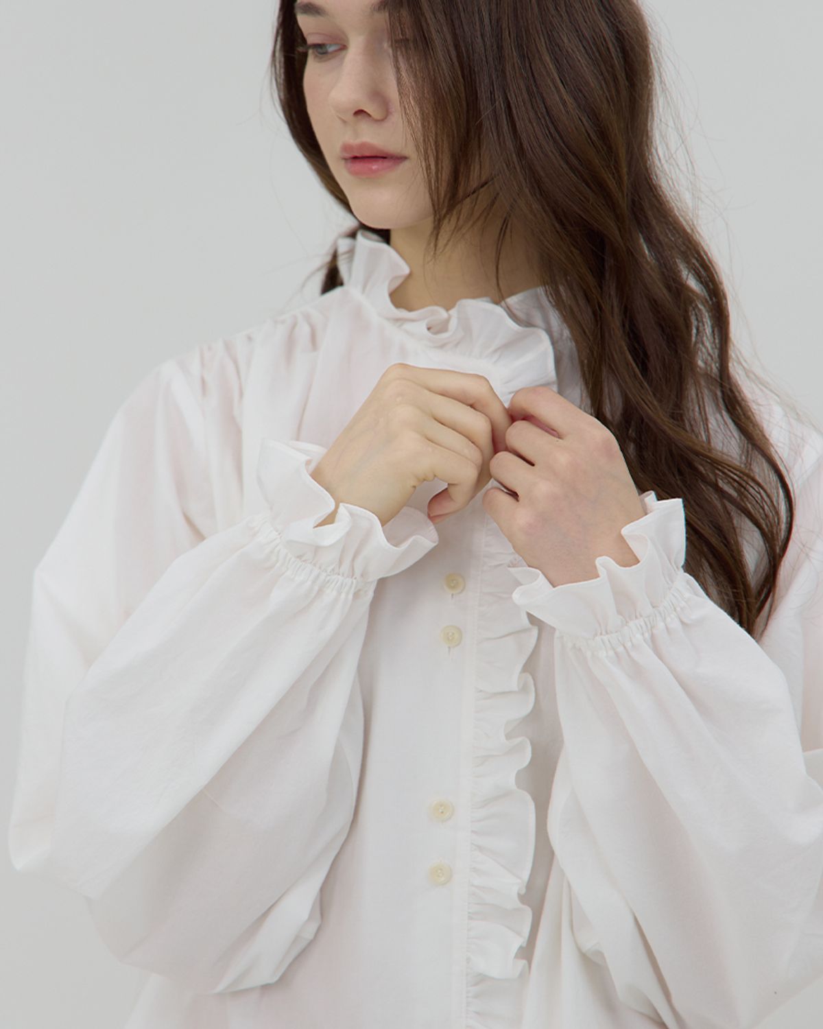 레브하티드(LEVHEARTED) 파스토랄레 프릴 블라우스 - 아이보리