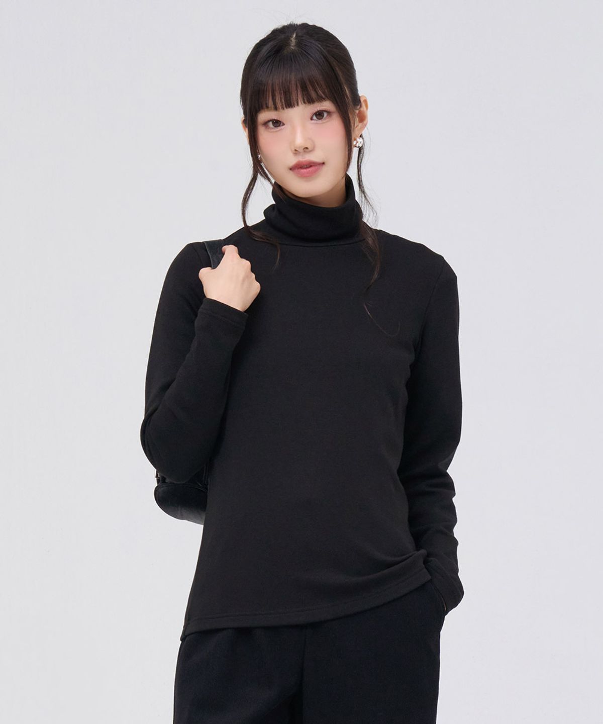 체이스컬트(CHASECULT) 공용 에센셜 터틀넥 긴팔 기모 티셔츠-블랙