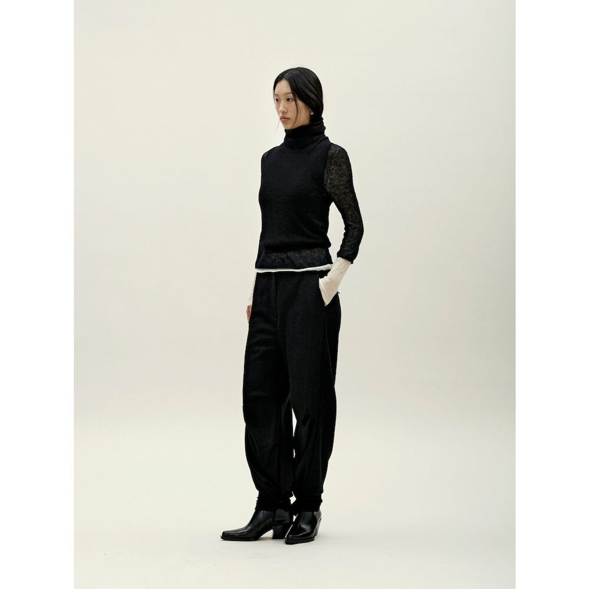 앙개(ANGGAE) Twisted Back Knit Tank  Black
