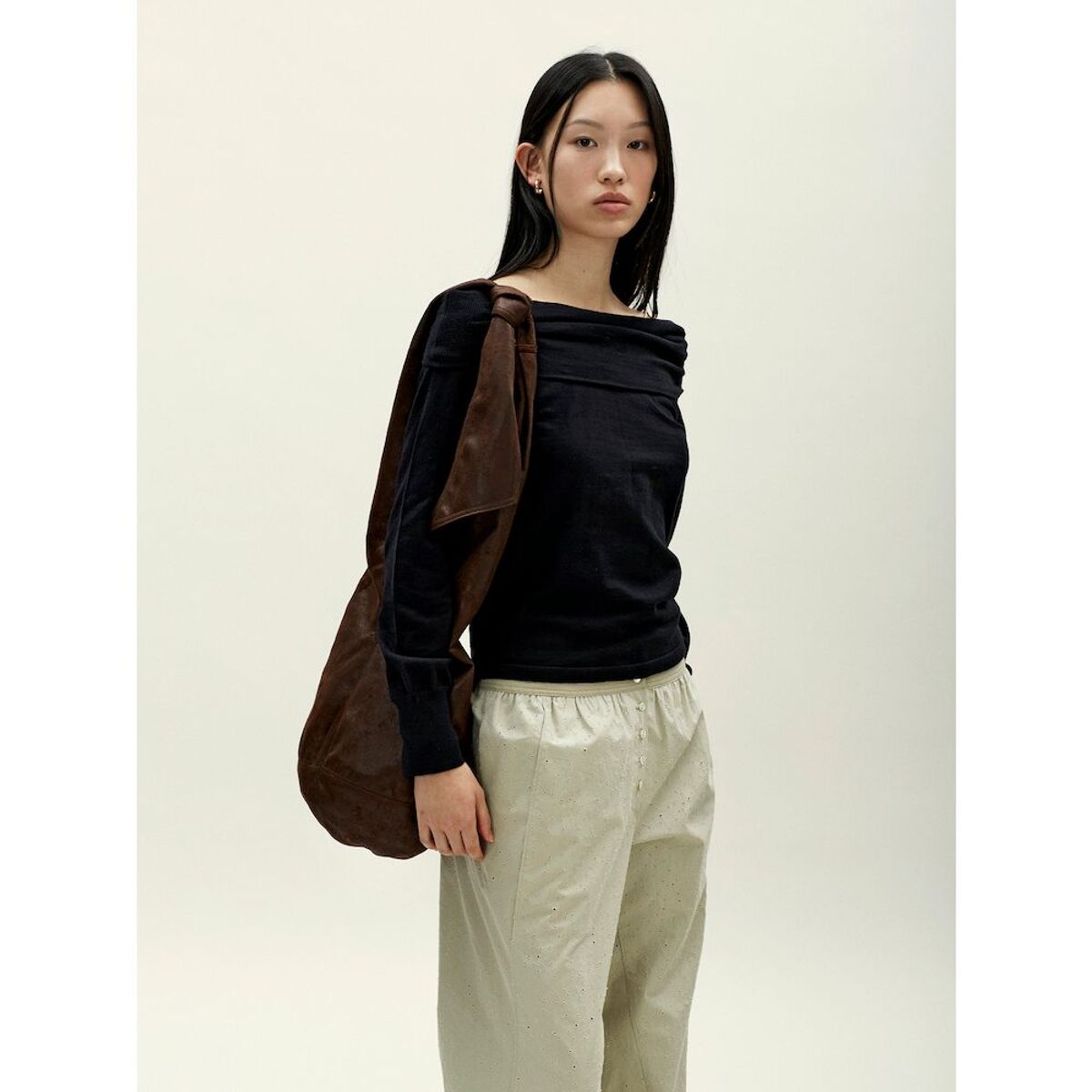 앙개(ANGGAE) Off Shoulder Pullover  Black