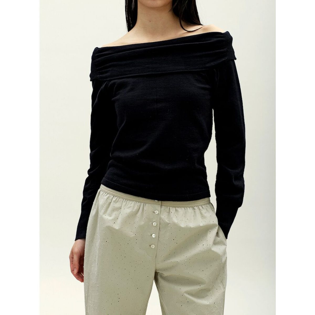 앙개(ANGGAE) Off Shoulder Pullover  Black