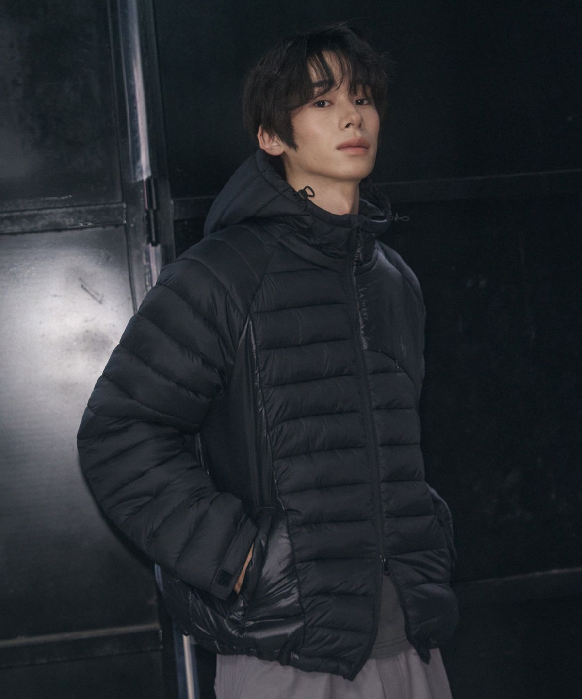 레더리(LEATHERY) 커브드 라인 라이트웨이트 푸퍼 자켓 [BLACK]