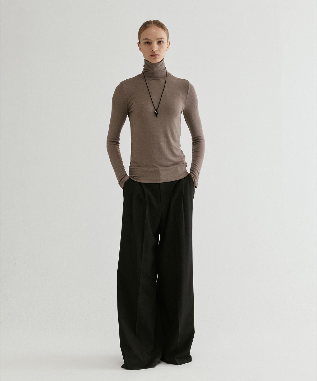 프롬웨얼(FROMWHERE) Long Sleeve Turtleneck Top Beige