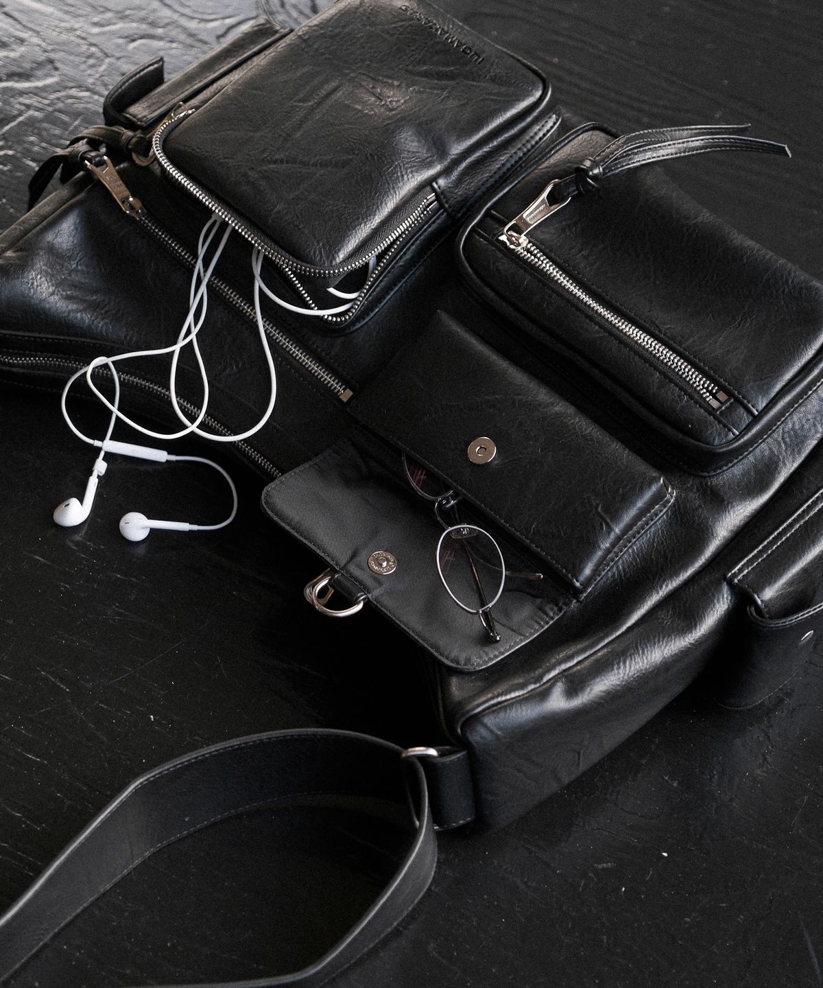 이우가마카라스(IUGAMAKARAS) Multi Pocket Leather Bag (Black)