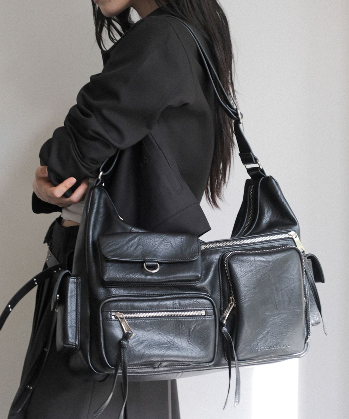 이우가마카라스(IUGAMAKARAS) Multi Pocket Leather Bag (Black)