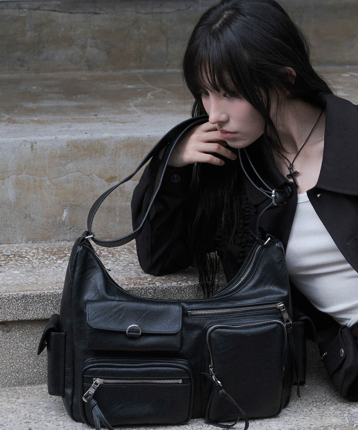 이우가마카라스(IUGAMAKARAS) Multi Pocket Leather Bag (Black)