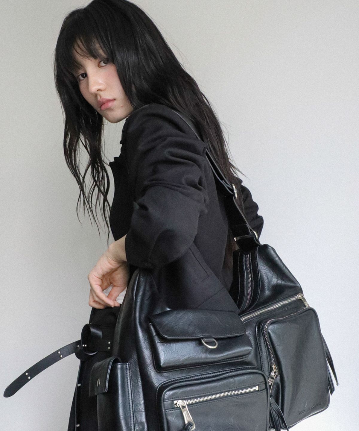 이우가마카라스(IUGAMAKARAS) Multi Pocket Leather Bag (Black)