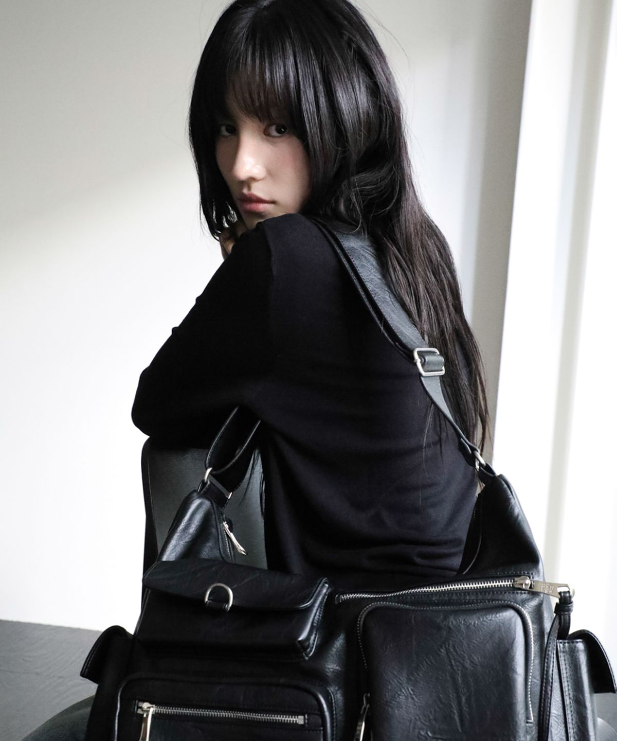 이우가마카라스(IUGAMAKARAS) Multi Pocket Leather Bag (Black)
