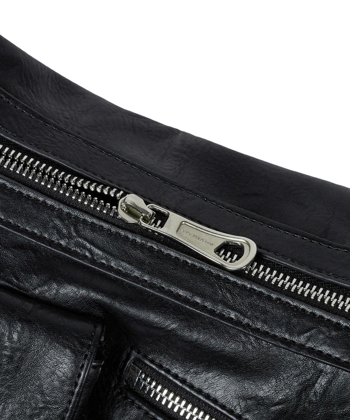 이우가마카라스(IUGAMAKARAS) Multi Pocket Leather Bag (Black)