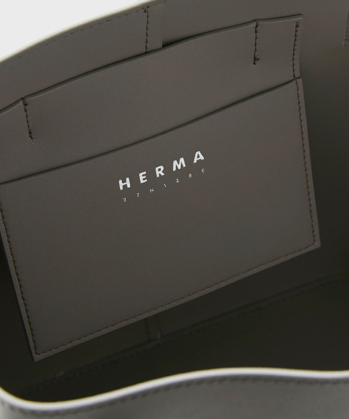헤르마(HERMA) 벨트 버킷백 그레이