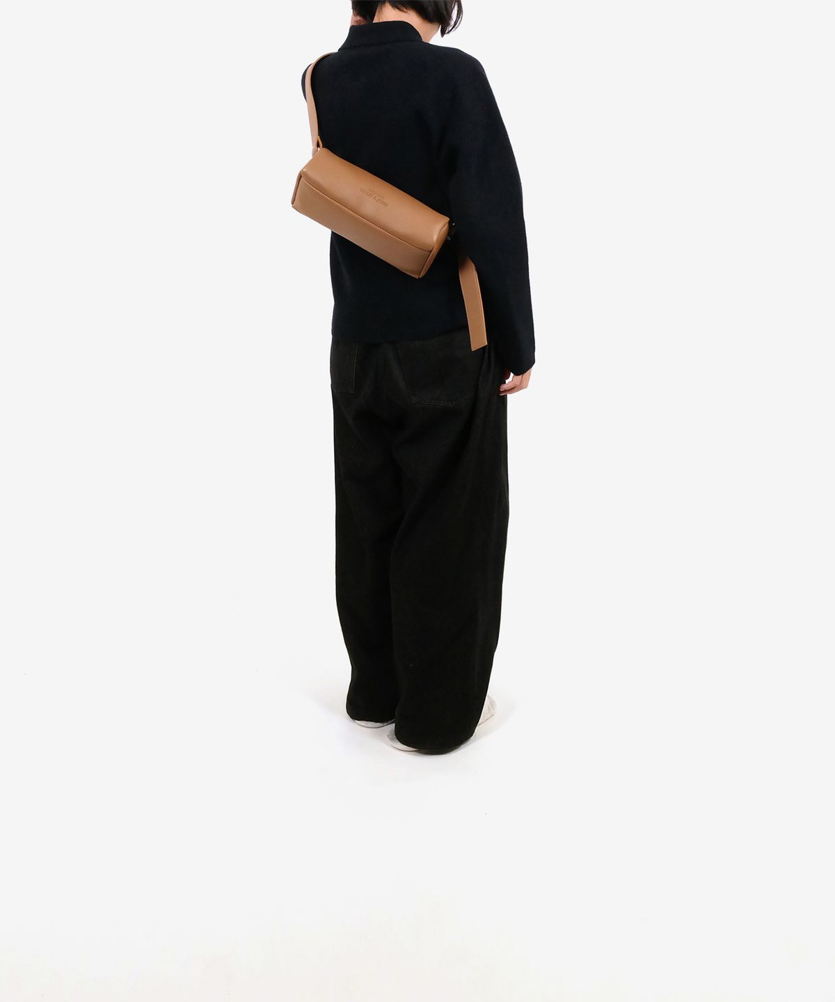 이네크(INNEQ) Chunky Buckle Air Bag Letter-Camel