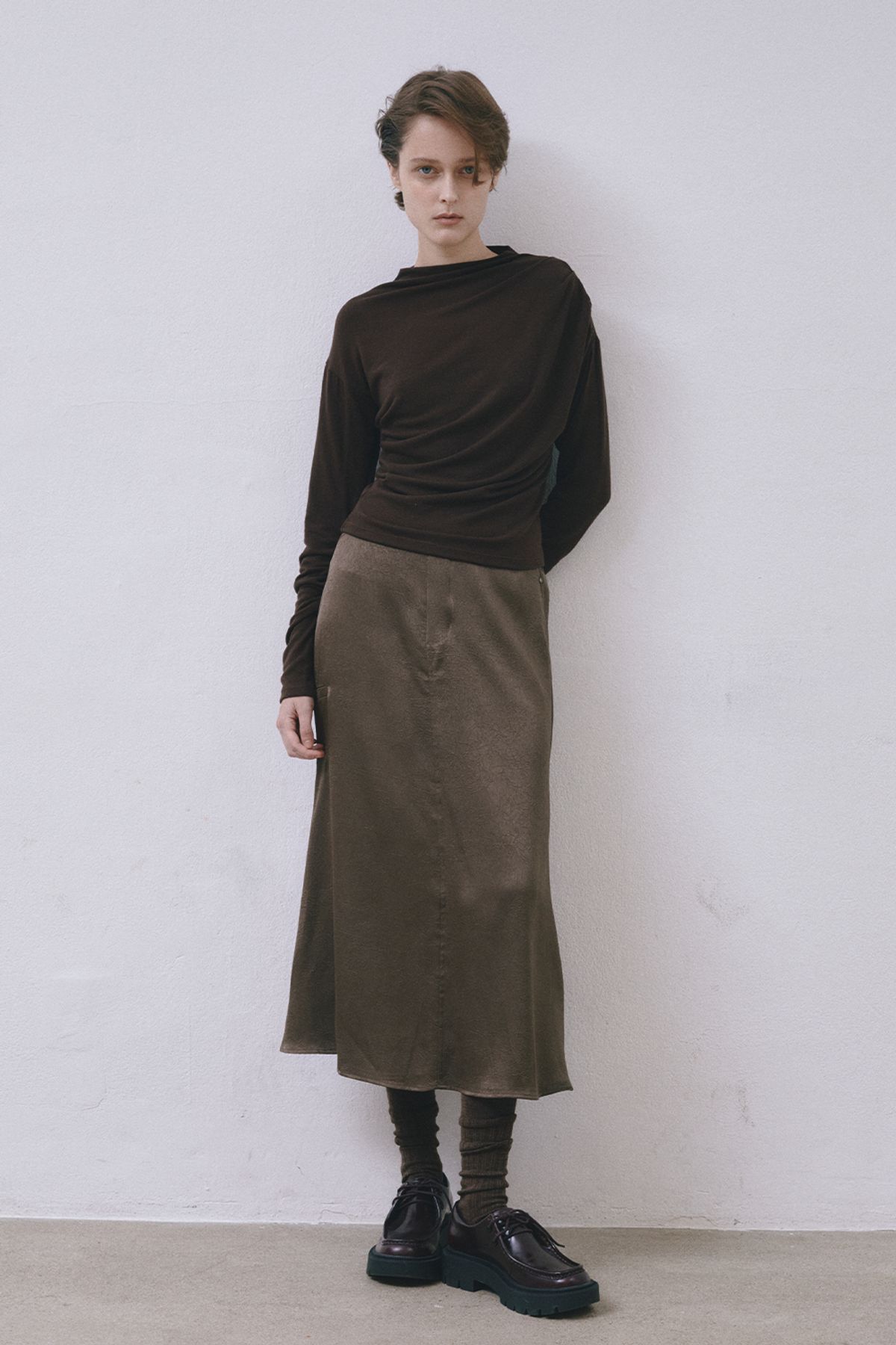 미드앤로우(MIDNLOW) Mock Neck Draped T-shirts (Brown)