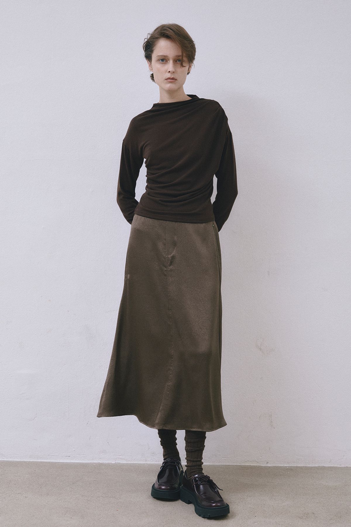 미드앤로우(MIDNLOW) Mock Neck Draped T-shirts (Brown)