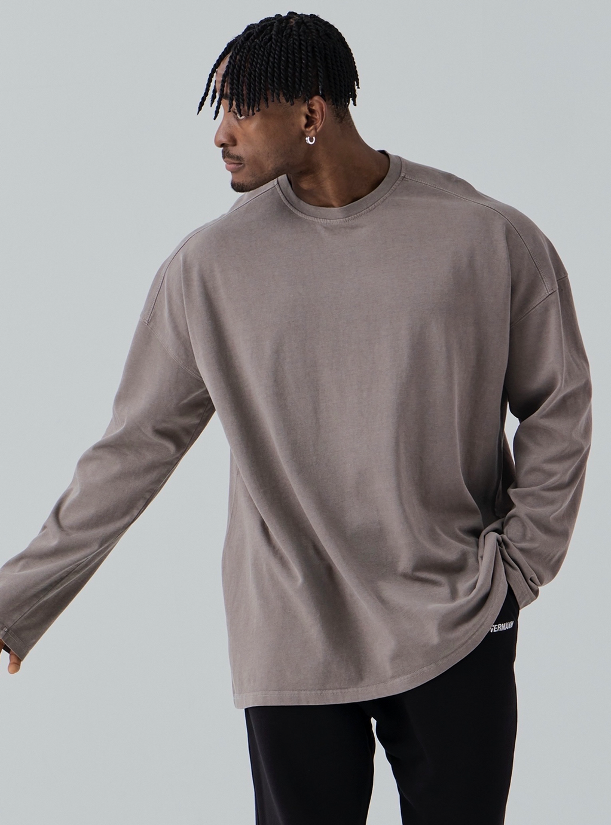 베르만 어패럴(VERMANN APPAREL) 피그먼트 쉐입드 숄더 오버핏 롱슬리브 3colors