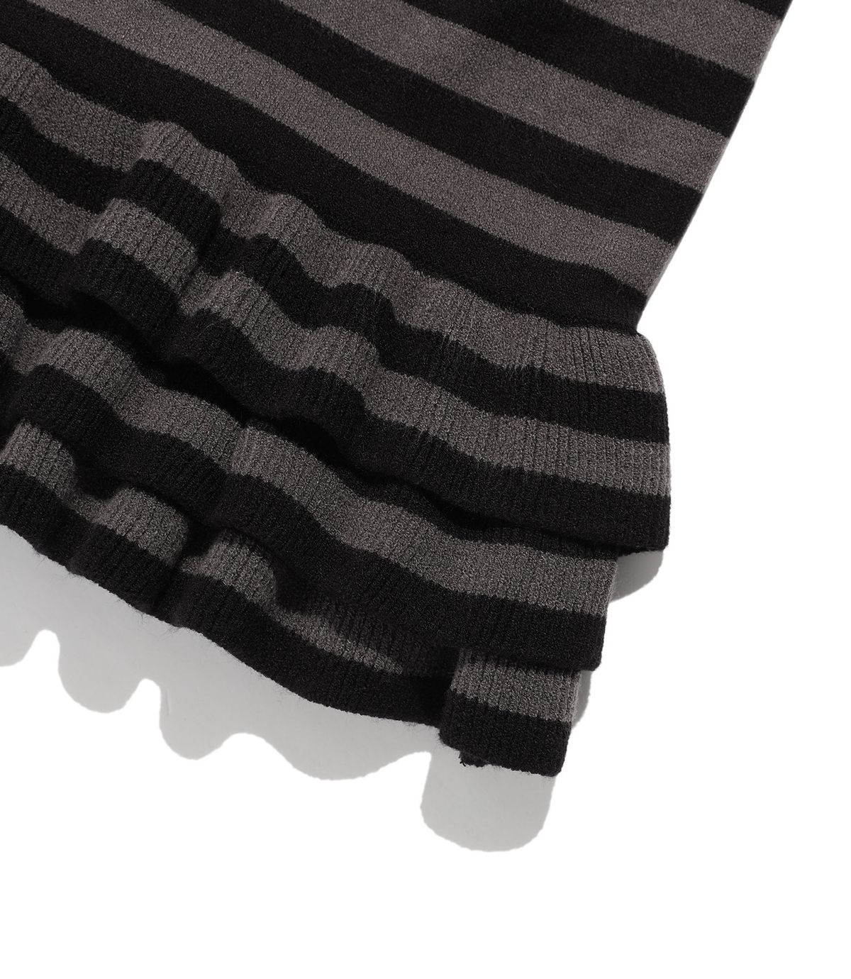 나이스고스트클럽(NICEGHOSTCLUB) FFATS STRIPE FRILL KNIT_BLACK(NG2FFUK685A)