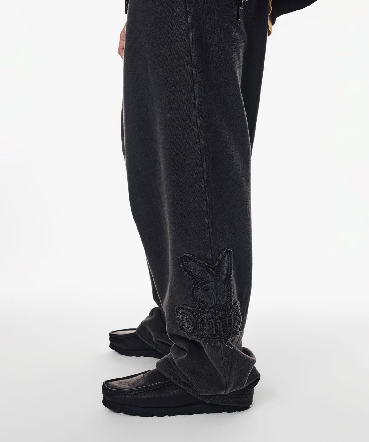 디미토(DIMITO) [PLAYBOY x DIMITO] BUNNY SWEATPANTS WASHED BLACK