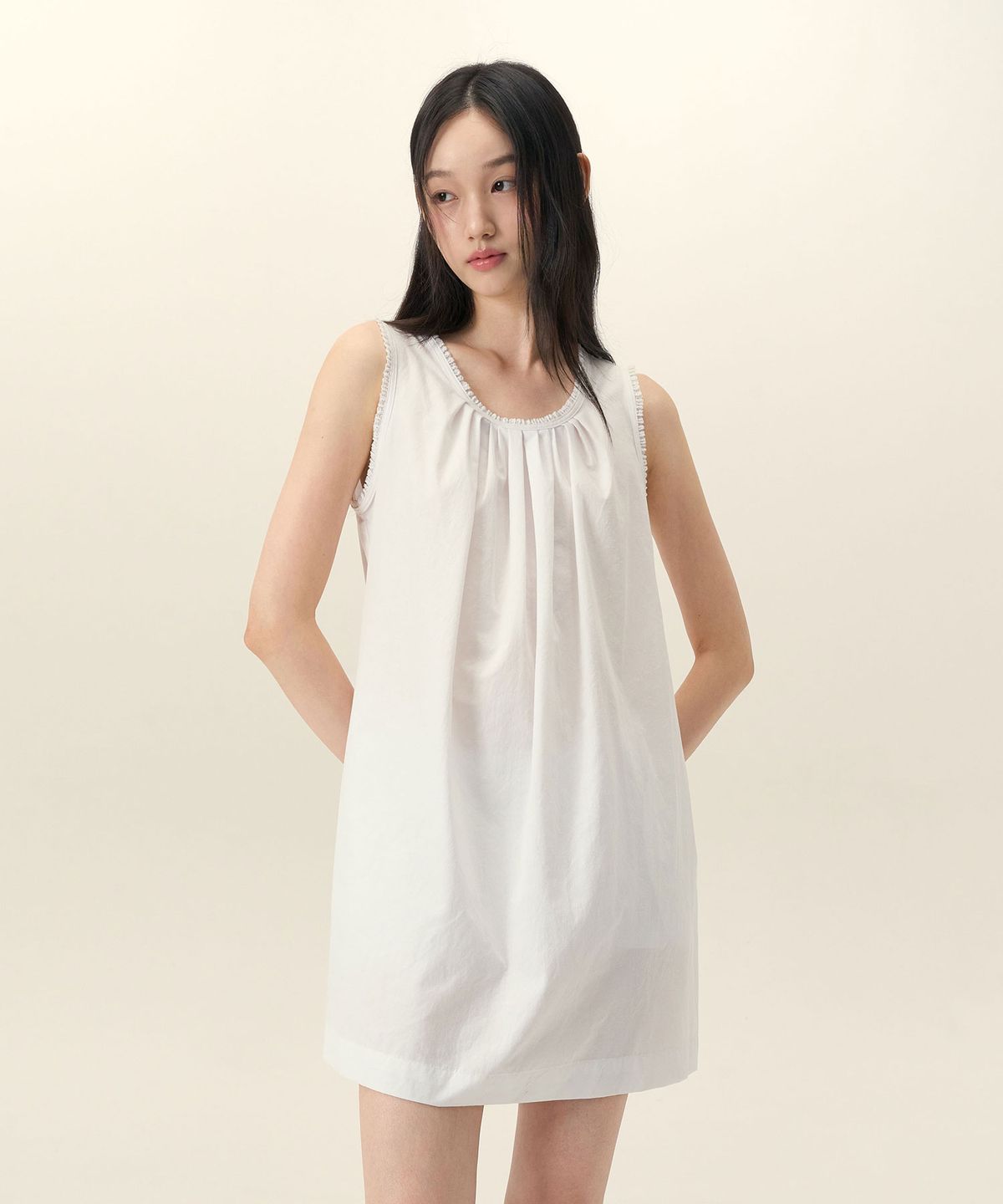 리메크(LIEMÉQUE) 오픈 백 슬리브리스 드레스 화이트