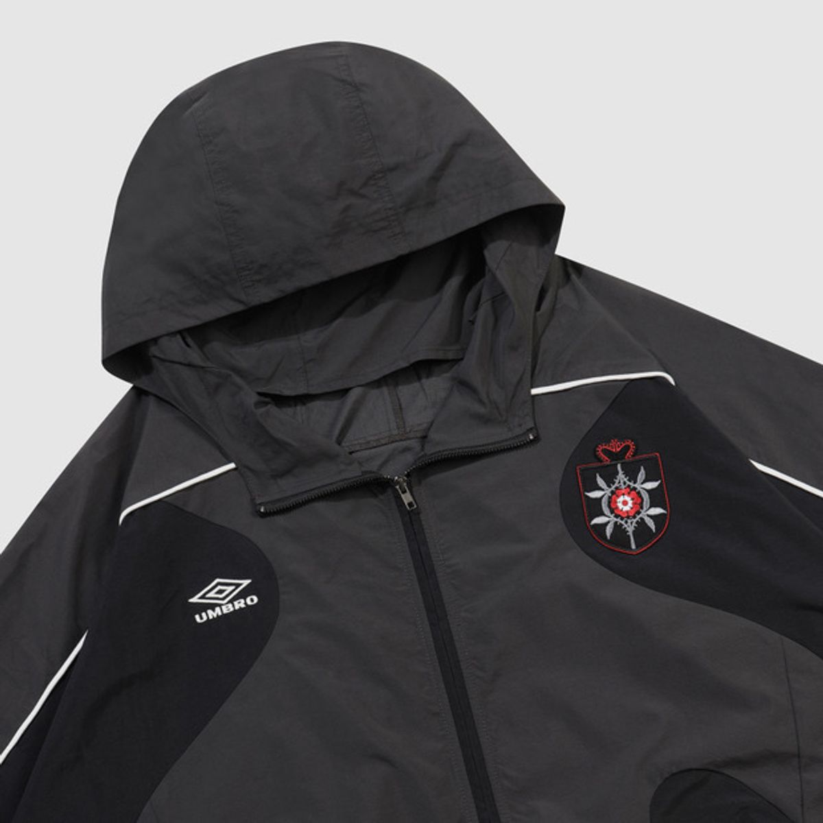 엄브로(UMBRO) [UMBRO X SLAM JAM] Rose Crest 마스크 자켓 블랙 UQ411CJKO2
