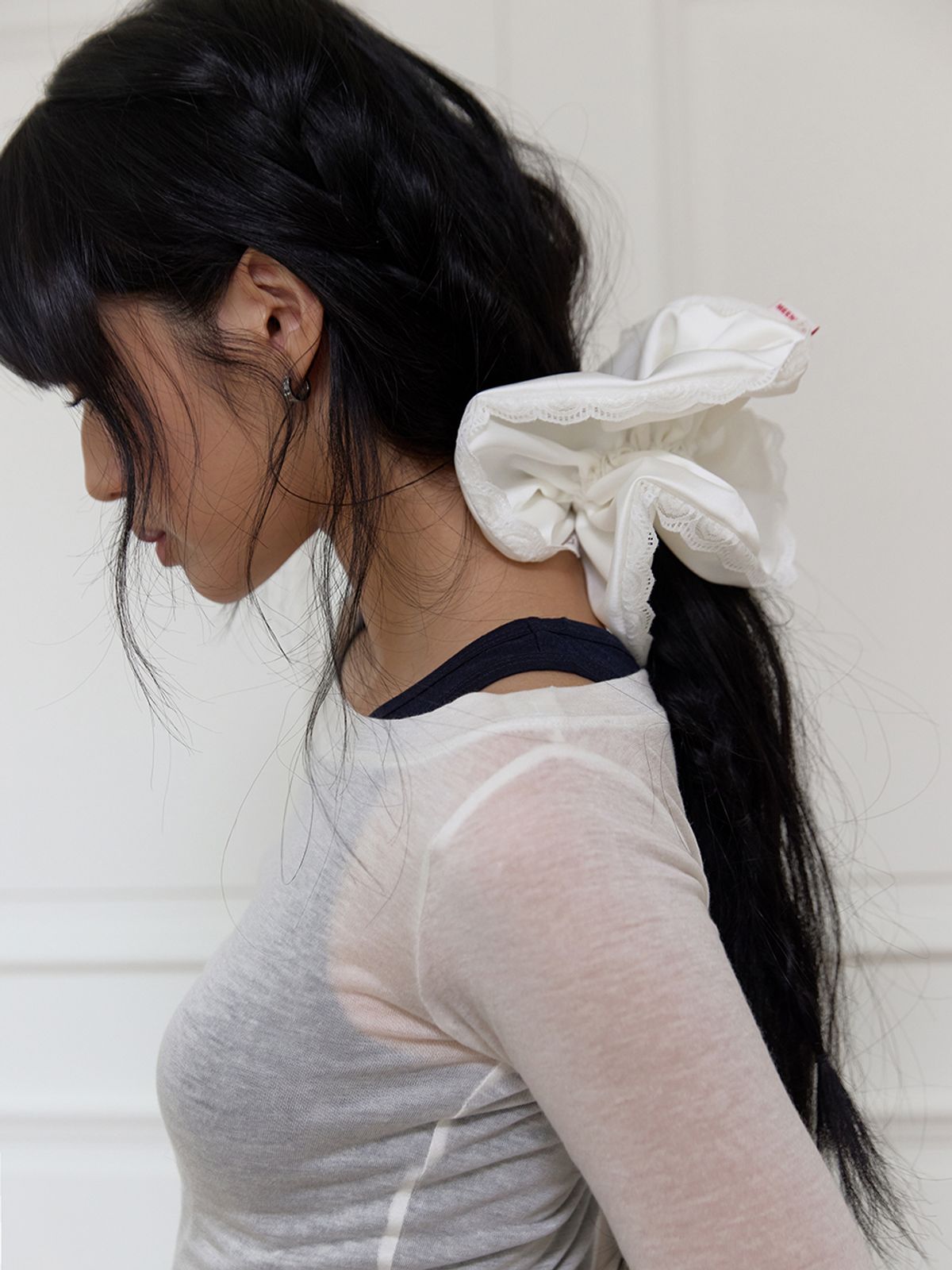 민더리(MEENDERI) LACE SATIN SCRUNCHIE - WHITE